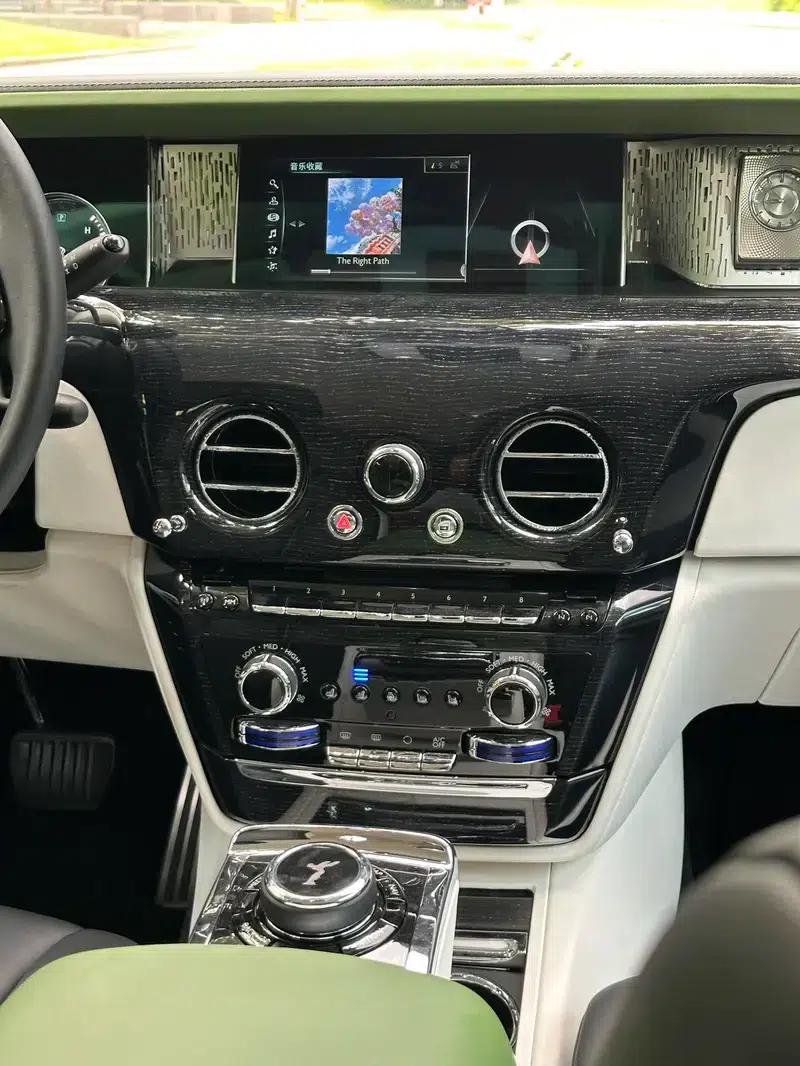 2022 Phantom 6.7T Automatic AWD 4-seater — миниатюра 25
