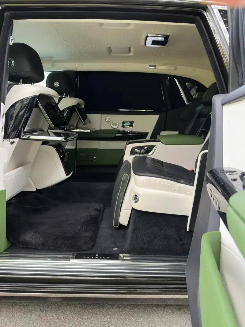 2022 Phantom 6.7T Automatic AWD 4-seater — миниатюра 32