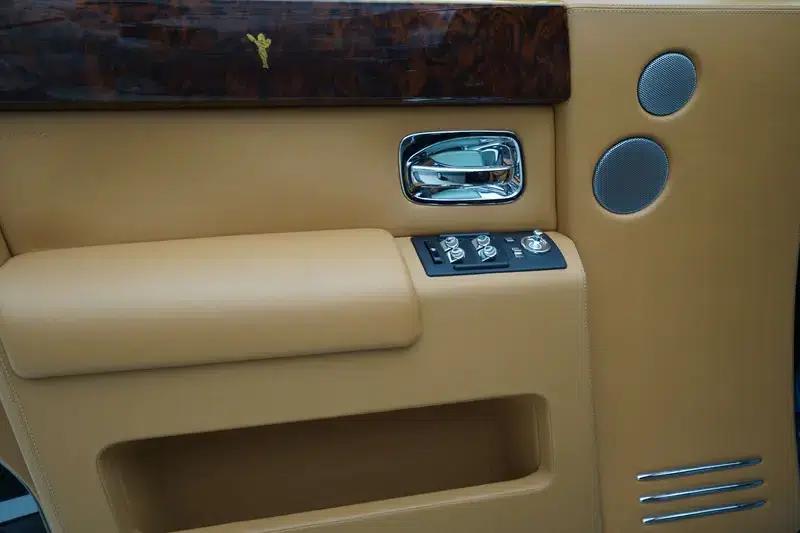 2011 Phantom 6.7L Automatic Rear-Wheel Drive 4-Seater Factory Custom Edition — миниатюра 18
