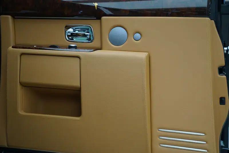 2011 Phantom 6.7L Automatic Rear-Wheel Drive 4-Seater Factory Custom Edition — миниатюра 6