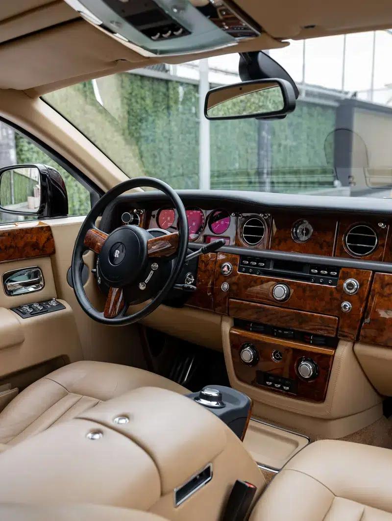 2011 Nissan Phantom 6.7T Automatic 4WD 4-Seater (Parallel Import) — миниатюра 19