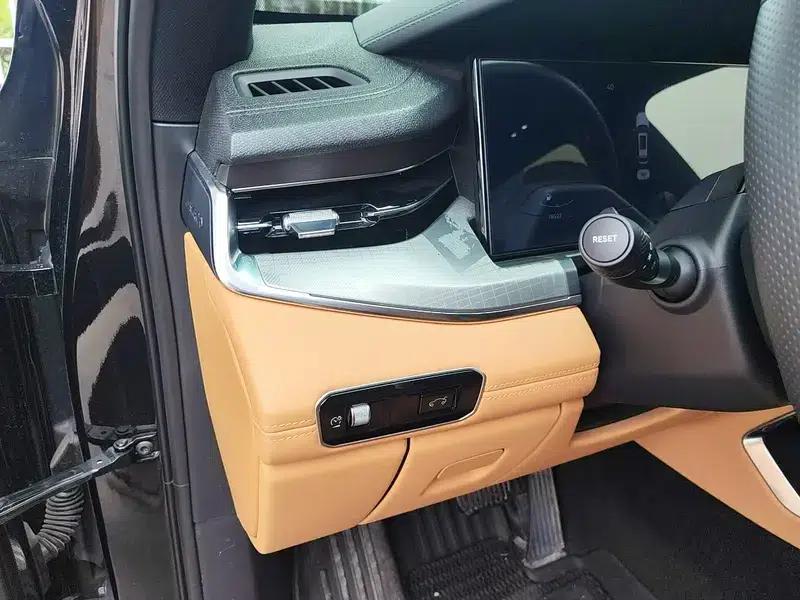 Lynk & Co 09 2024 2.0T AWD Sport Edition — миниатюра 13