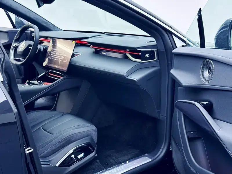2025 Eletre 600 Luxury Edition — миниатюра 11