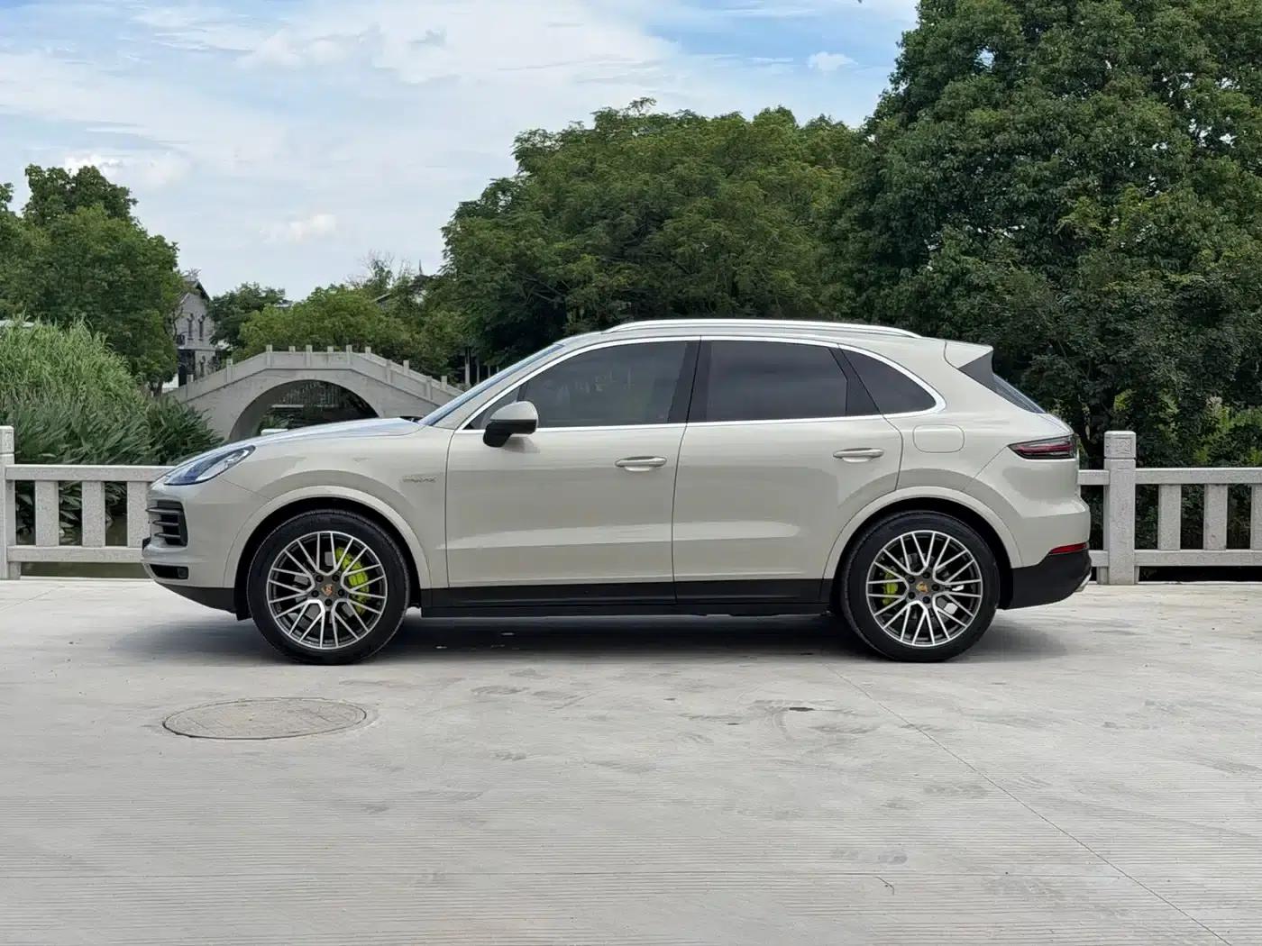 2022 Cayenne E-Hybrid 2.0T Platinum Edition — миниатюра 3
