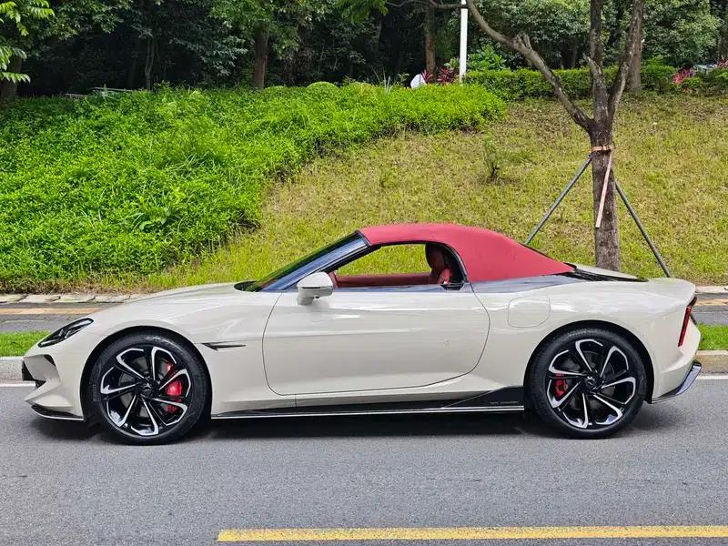MG Cyberster 2024 520km Legendary 4WD Red Top Edition — миниатюра 4