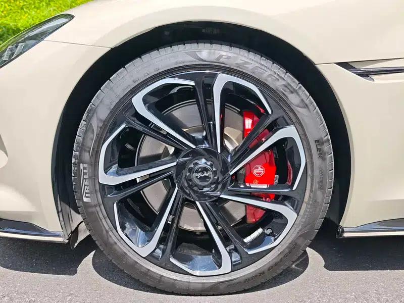MG Cyberster 2024 520km Legendary 4WD Red Top Edition — миниатюра 10
