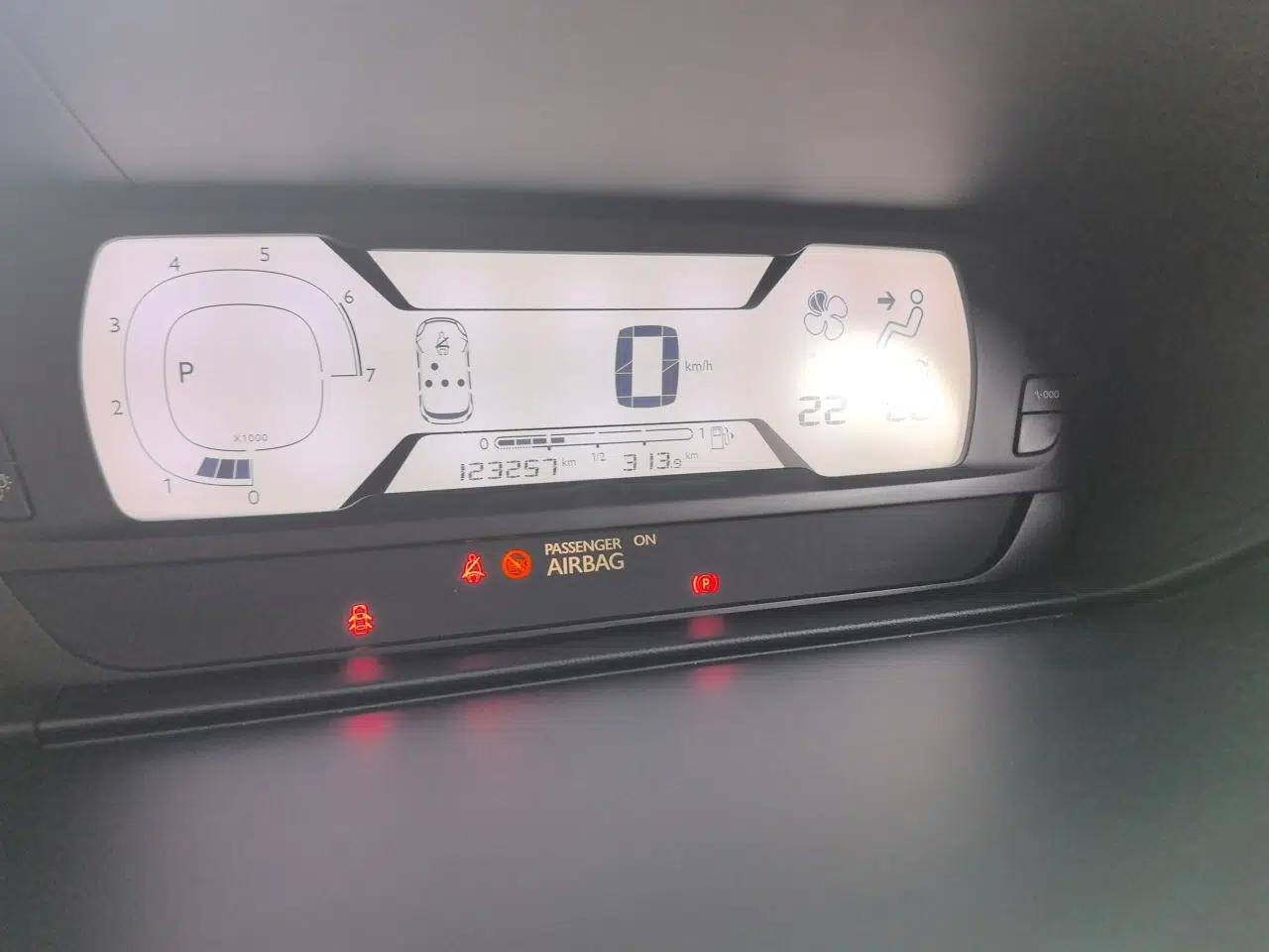 Citroen C4 Picasso 2015 1.6T Luxury 5-Seat Model — миниатюра 11