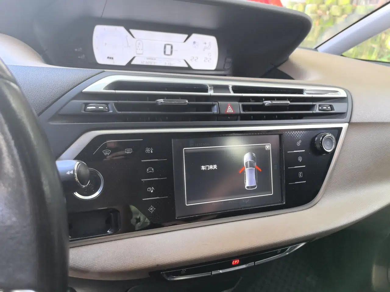 Citroen C4 Picasso 2015 1.6T Luxury 5-Seat Model — миниатюра 13