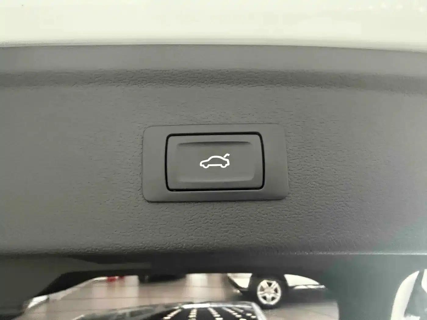Audi A3 2023 Facelift Sportback 35 TFSI Fashion Sporty Model — миниатюра 12