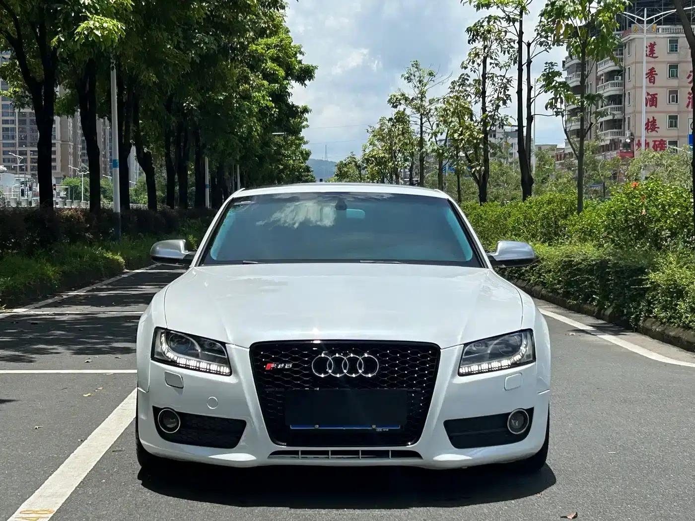 2010 Audi A5 Imported Model 2.0TFSI Coupe — миниатюра 2