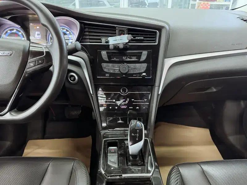 Venucia D60 EV 2022 Standard Range Comfort Edition — миниатюра 8