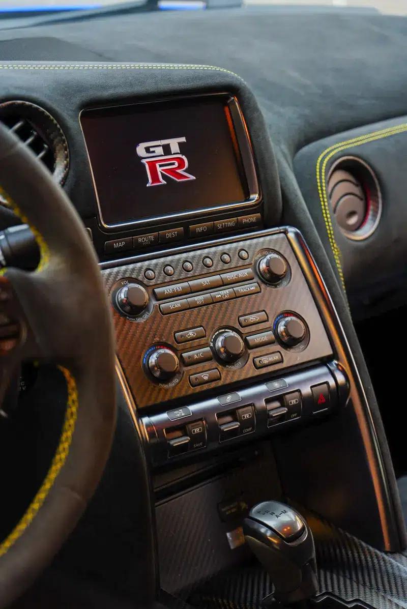 2014 Nissan GT-R 3.8T Premium Edition with black interior — миниатюра 11