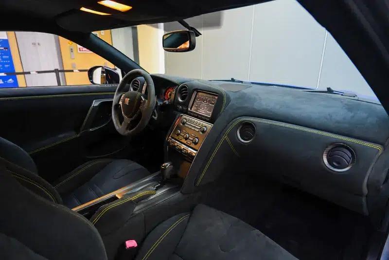 2014 Nissan GT-R 3.8T Premium Edition with black interior — миниатюра 10