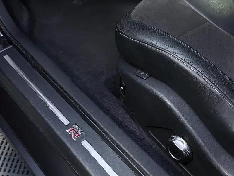 2014 Nissan GT-R 3.8T Premium Edition with black interior — миниатюра 11