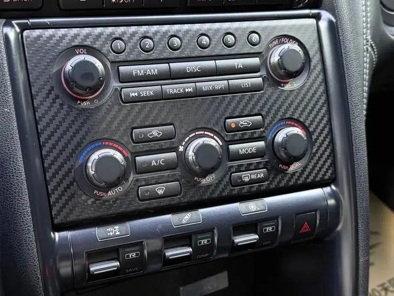 2014 Nissan GT-R 3.8T Premium Edition with black interior — миниатюра 12
