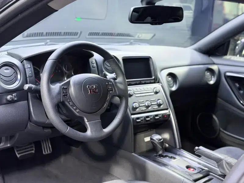2014 Nissan GT-R 3.8T Premium Edition with black interior — миниатюра 13