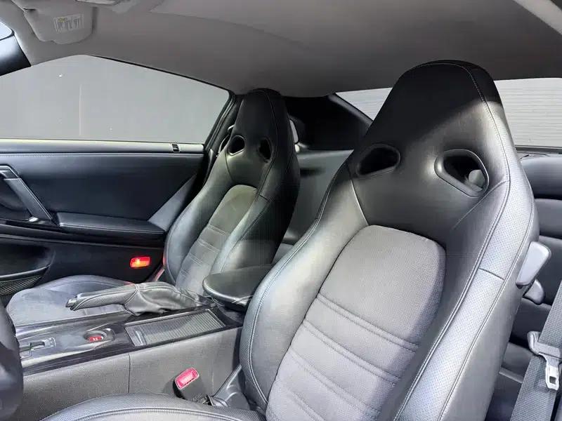 2014 Nissan GT-R 3.8T Premium Edition with black interior — миниатюра 17