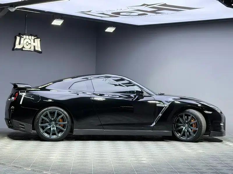 2014 Nissan GT-R 3.8T Premium Edition with black interior — миниатюра 4