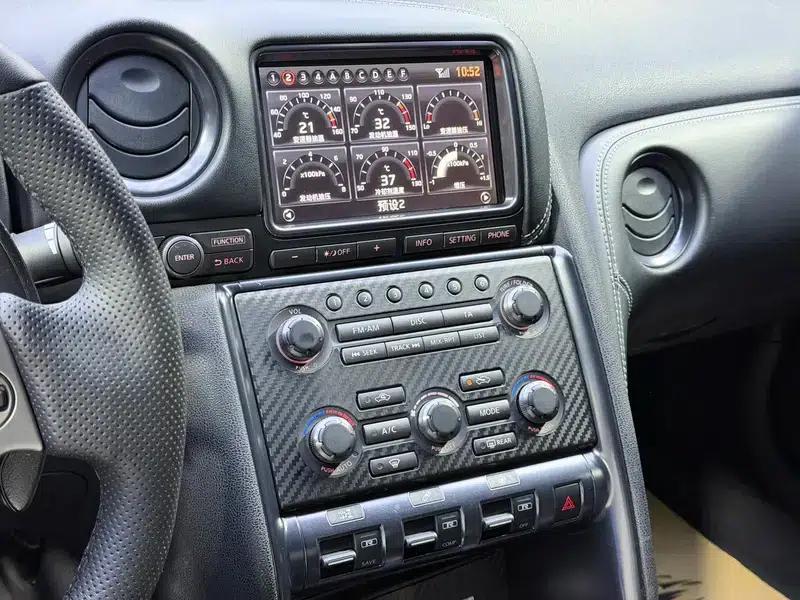 2014 Nissan GT-R 3.8T Premium Edition with black interior — миниатюра 10