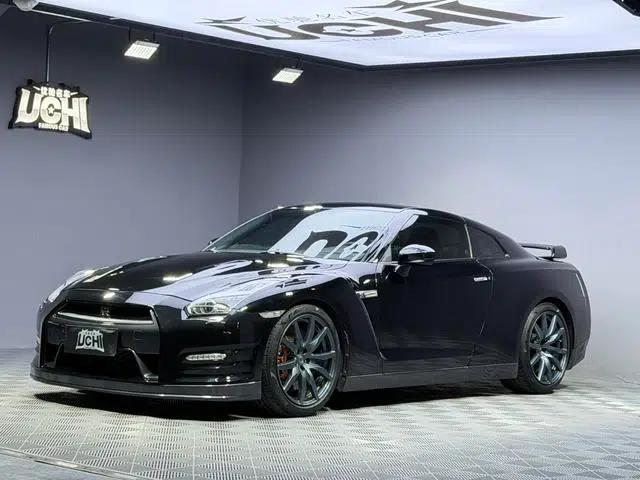 2014 Nissan GT-R 3.8T Premium Edition with black interior