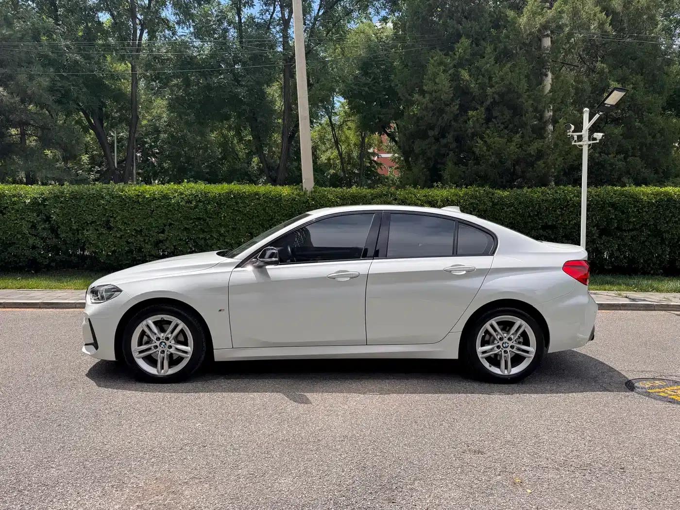 2022 BMW 1 Series 120i M Sport Shadow Edition — миниатюра 3