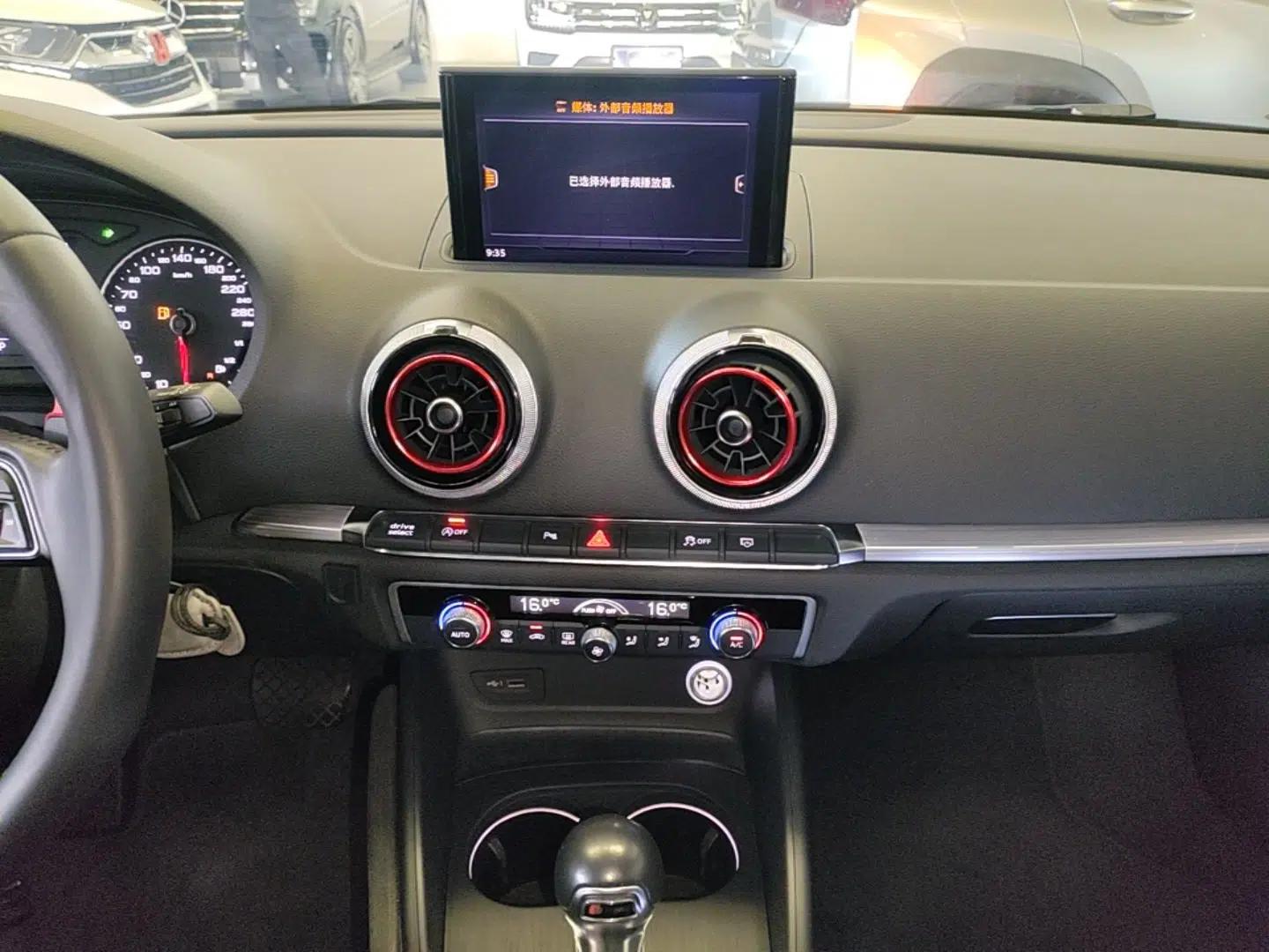 Audi A3 2018 30th Anniversary Edition Sportback 40 TFSI Sport Model — миниатюра 20