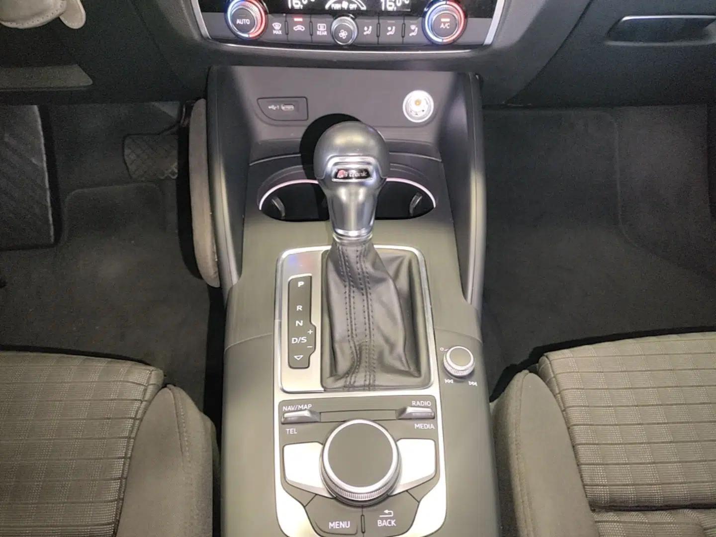 Audi A3 2018 30th Anniversary Edition Sportback 40 TFSI Sport Model — миниатюра 21