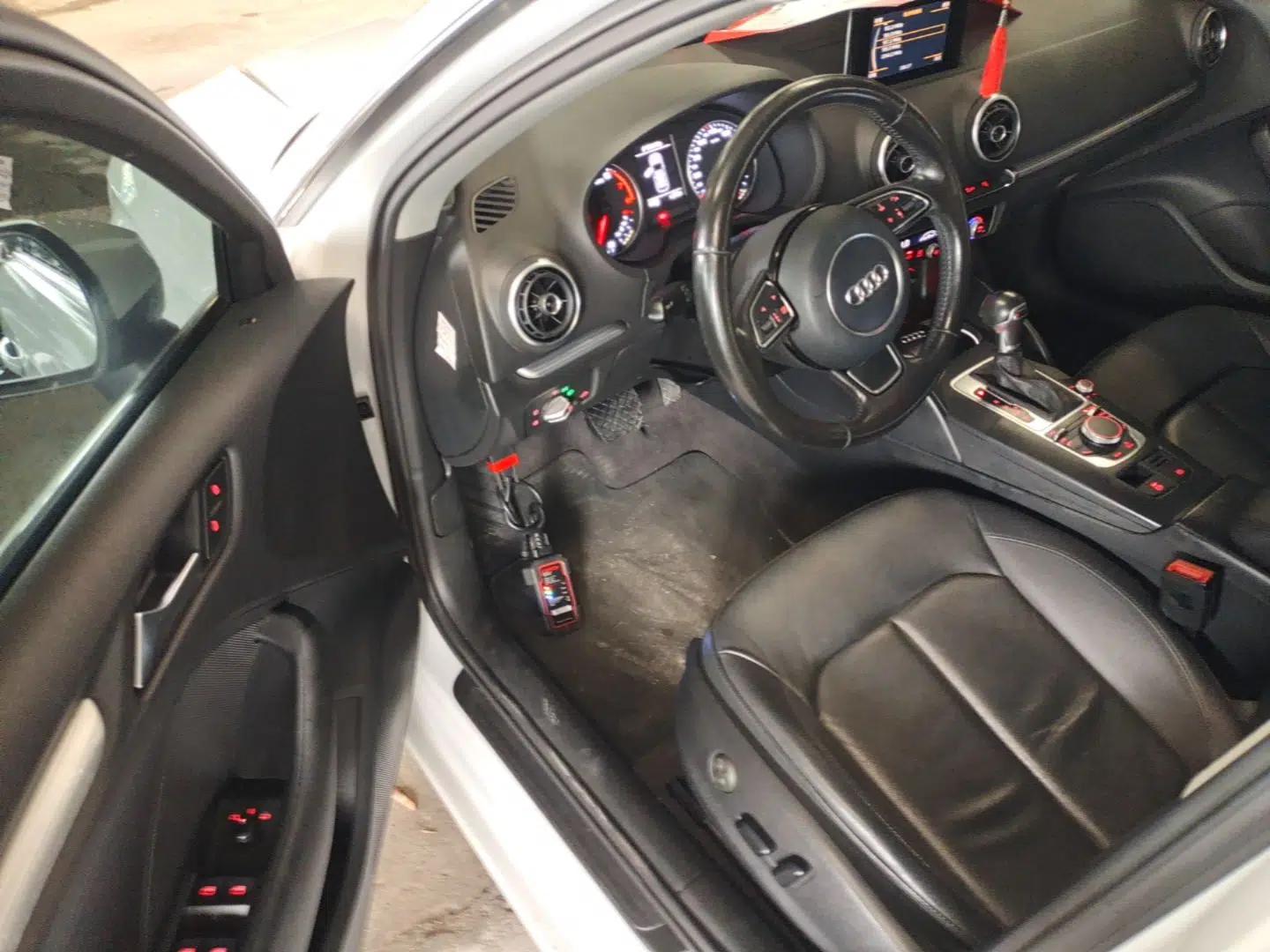 Audi A3 2015 Sportback 35 TFSI Millionth Anniversary Comfort Model — миниатюра 18