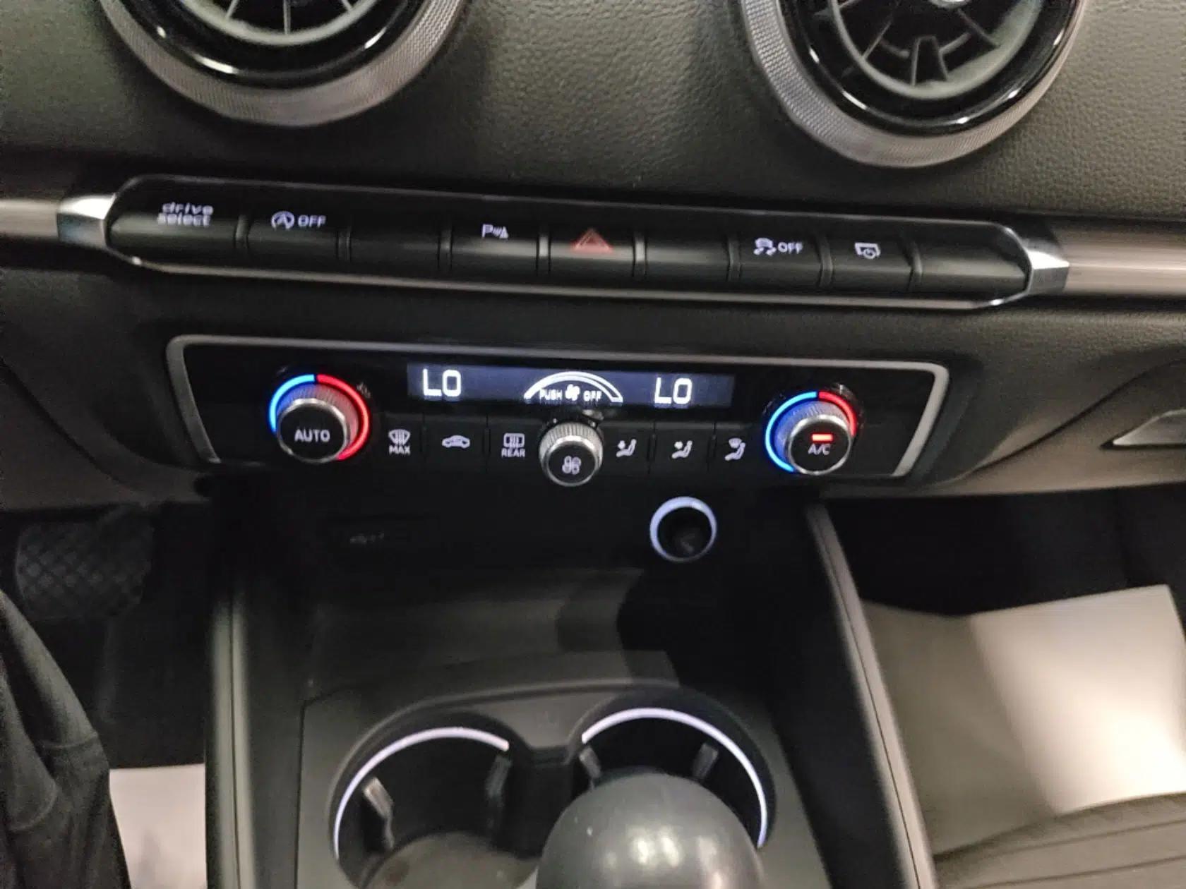 Audi A3 2018 30th Anniversary Edition Limousine 35 TFSI Sport Model — миниатюра 15