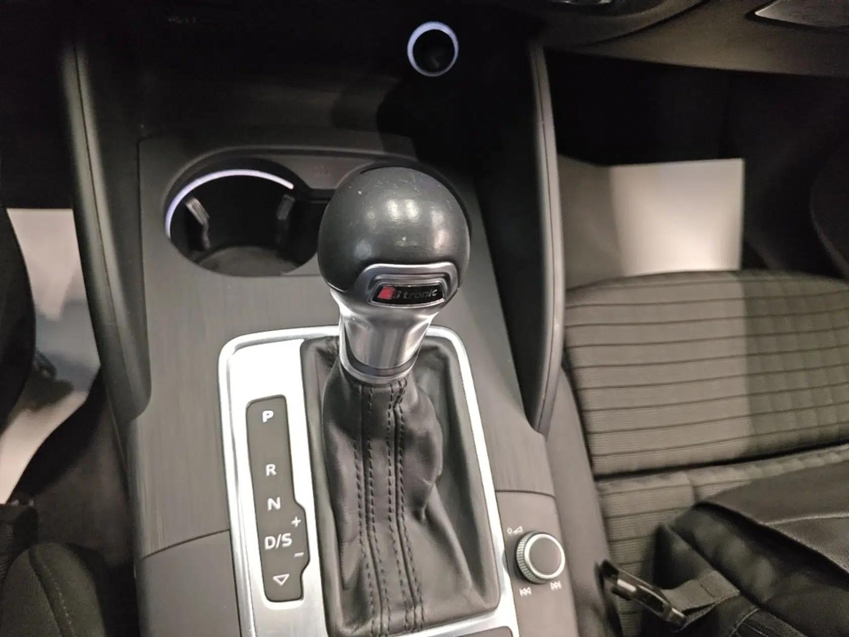Audi A3 2018 30th Anniversary Edition Limousine 35 TFSI Sport Model — миниатюра 16