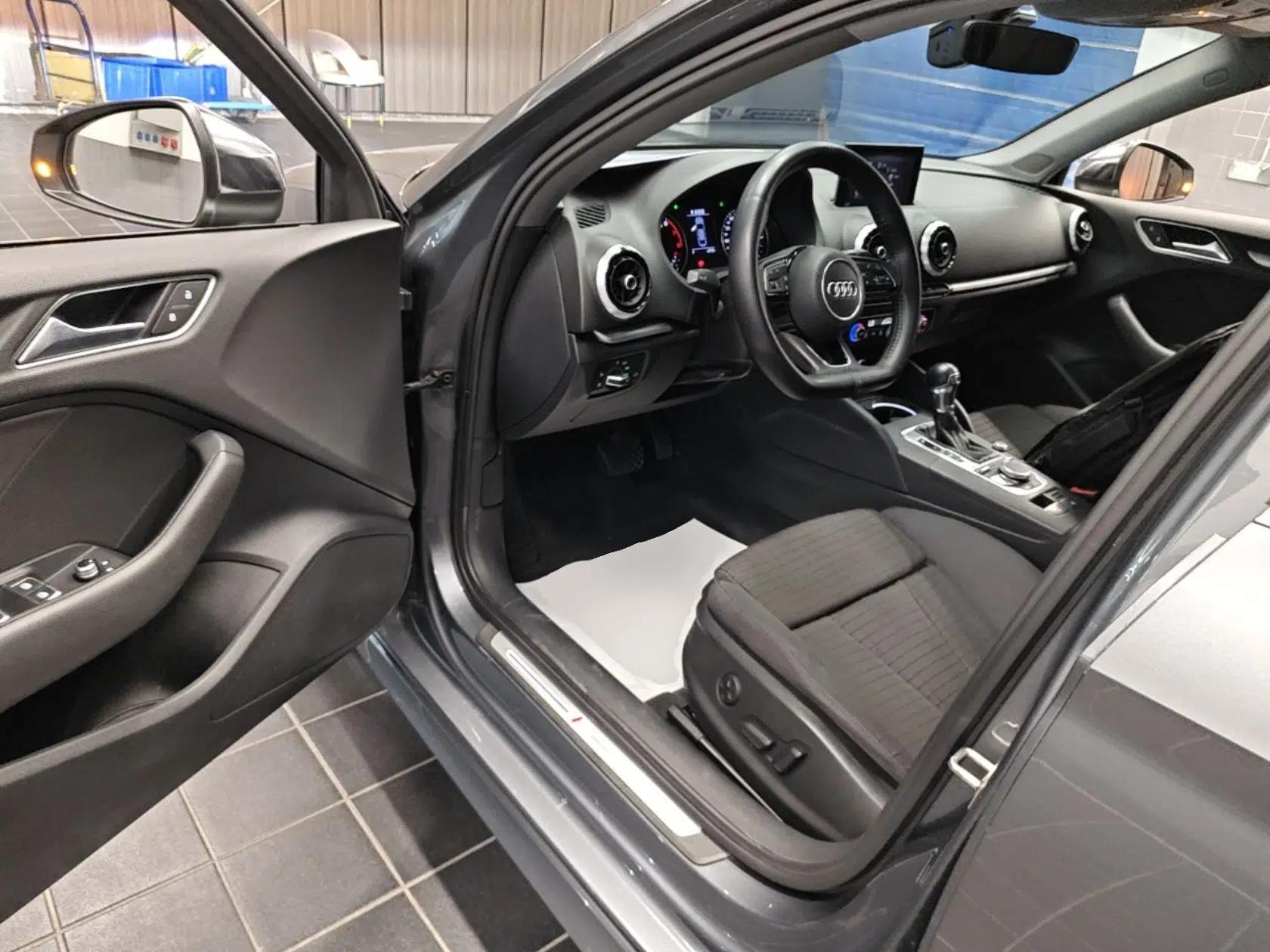 Audi A3 2018 30th Anniversary Edition Limousine 35 TFSI Sport Model — миниатюра 18
