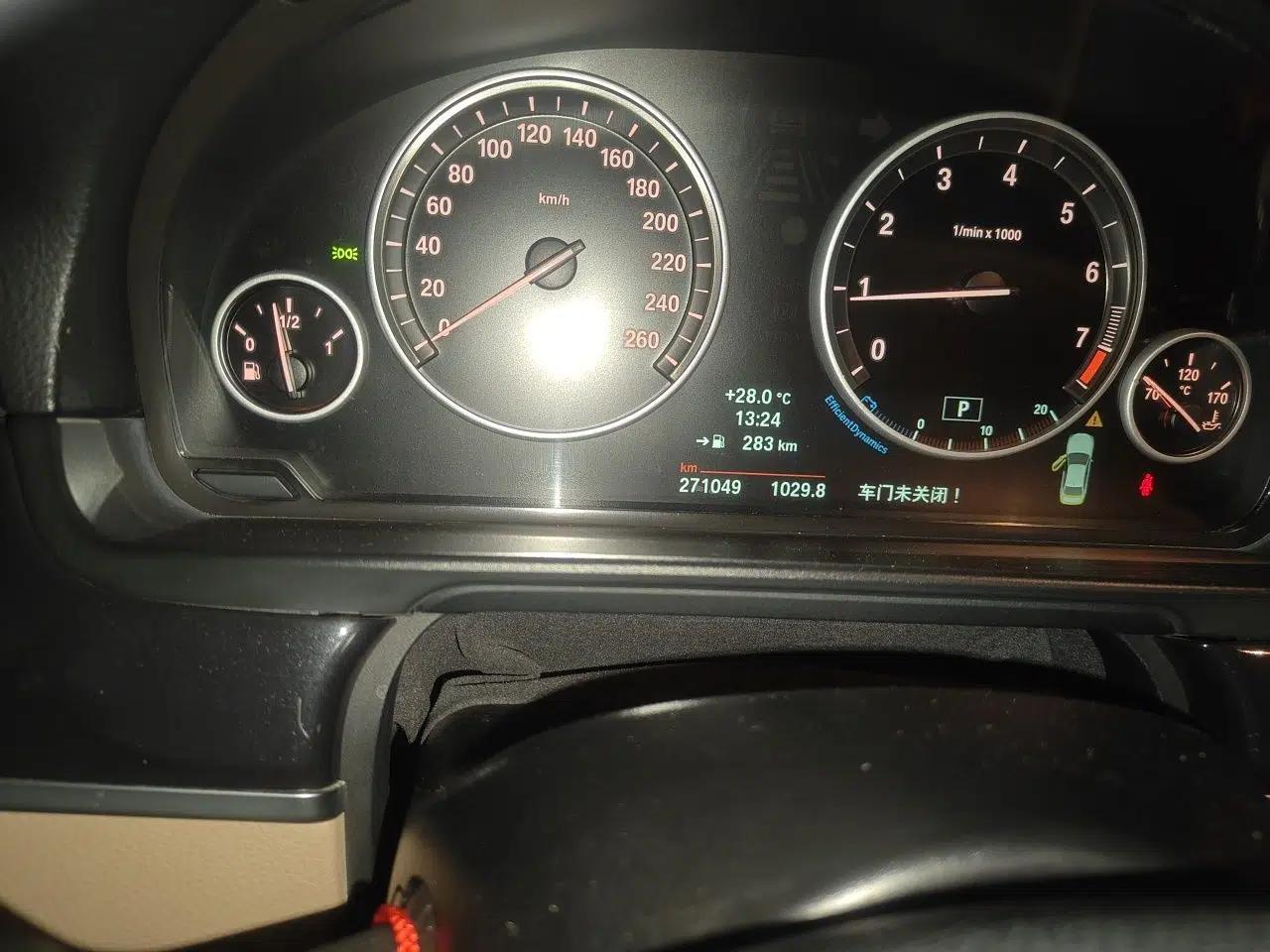 BMW 5 Series 2014 520Li Elegant Model — миниатюра 12