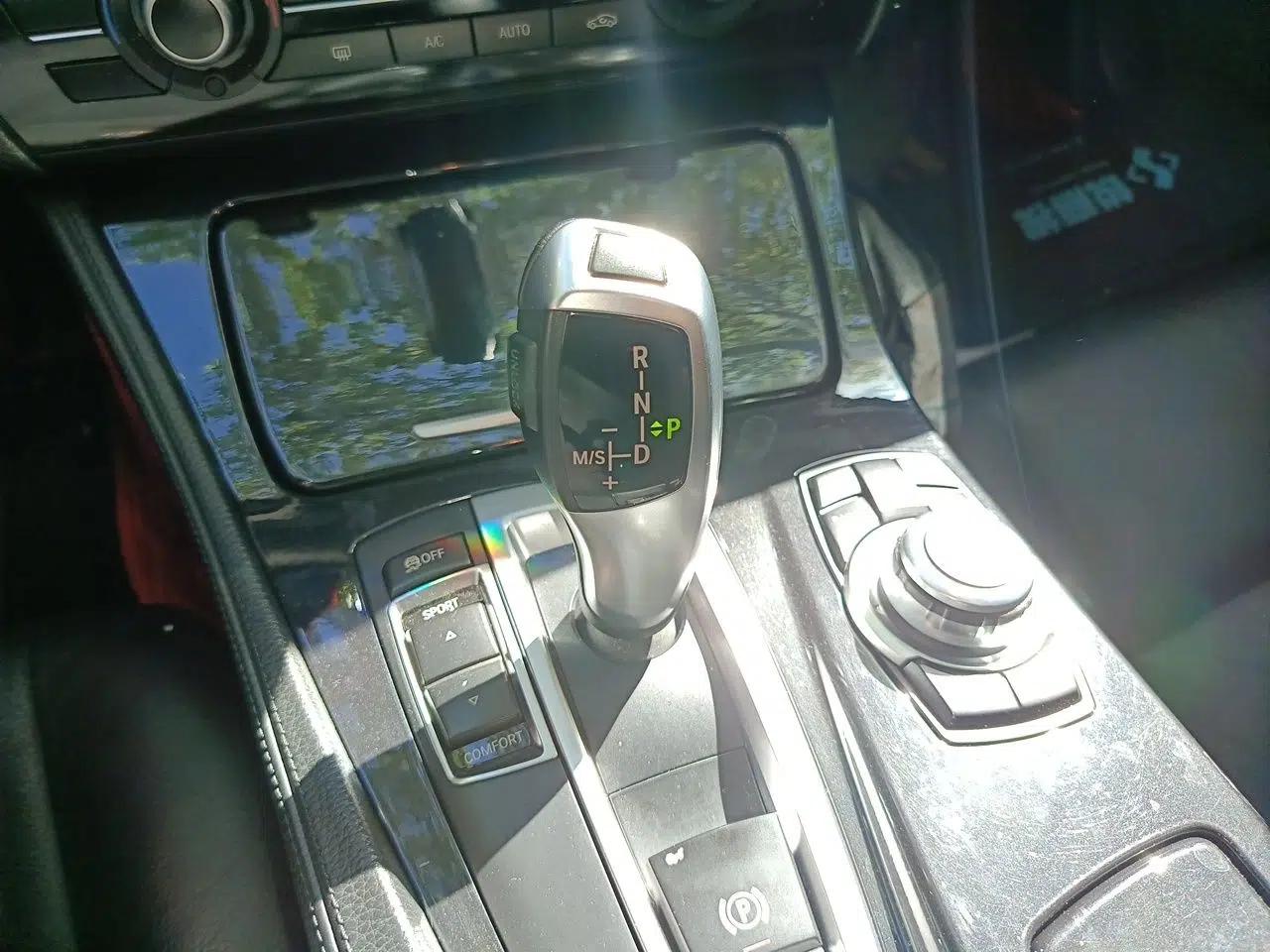 BMW 5 Series 2014 520Li Elegant Model — миниатюра 14