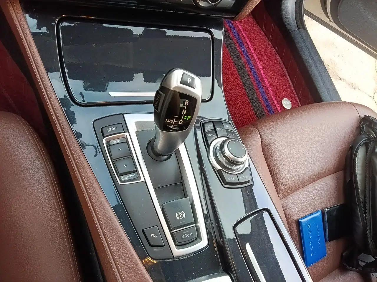 BMW 5 Series 2017 520Li Elegant Edition — миниатюра 14