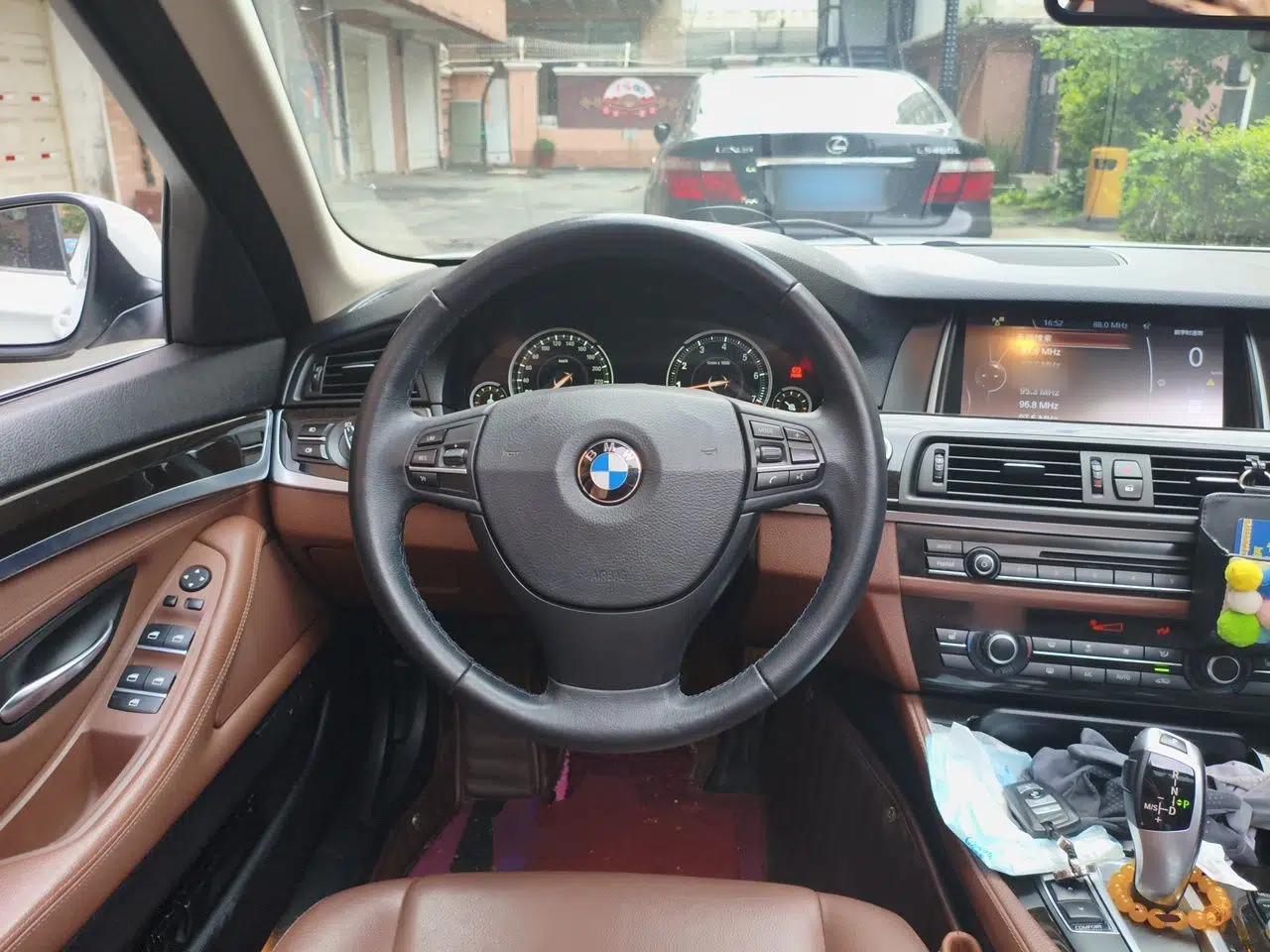 BMW 5 Series 2014 525Li Leading Model — миниатюра 10