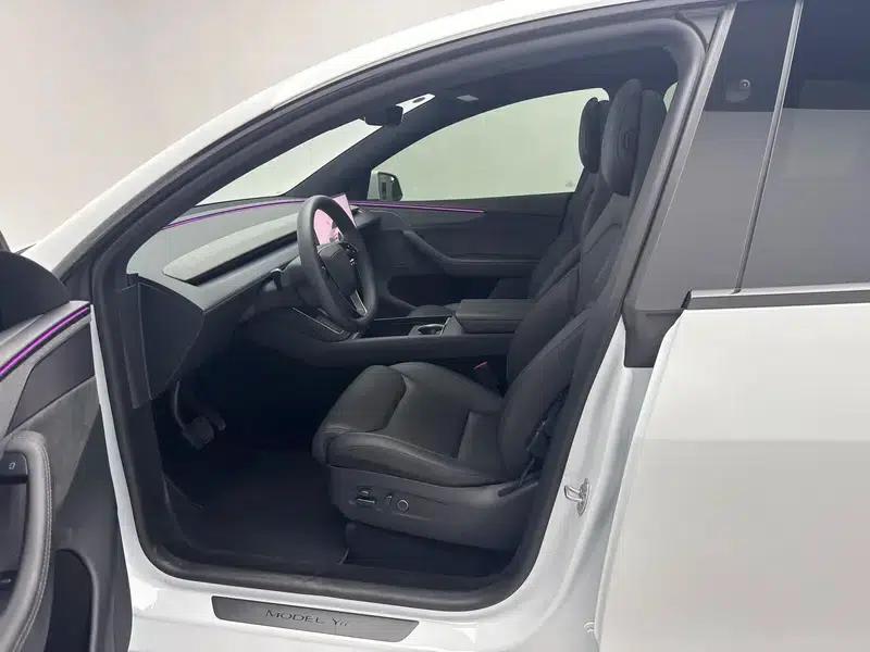 Model Y L 2026 Standard Edition — миниатюра 17