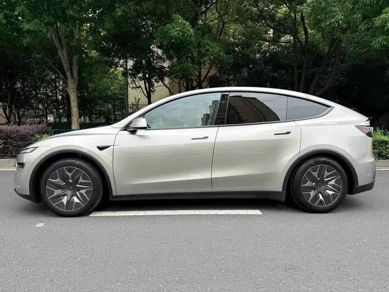 Model Y L 2025 All-Wheel Drive 6-Seat Pure Electric Factory Custom Edition — миниатюра 3