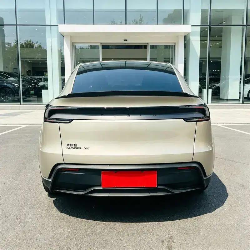 Model Y L 2026 Standard Edition — миниатюра 5