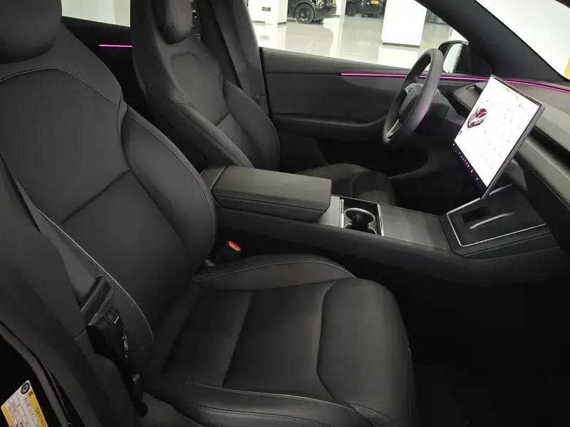 Model Y L 2026 Standard Edition — миниатюра 23