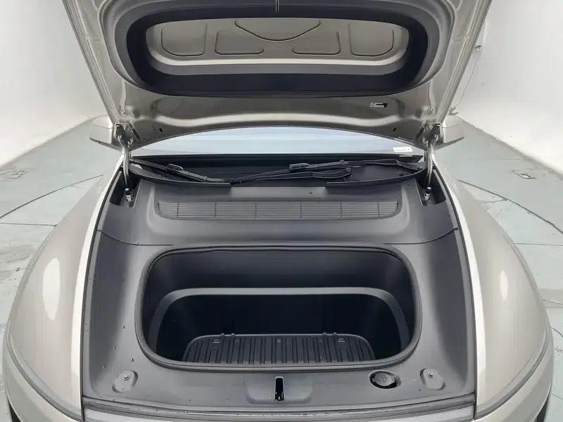 Model Y L 2026 Standard Edition — миниатюра 10