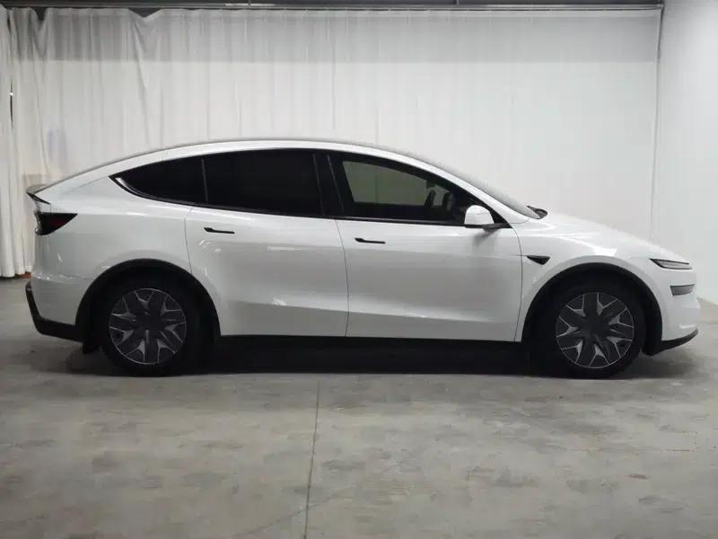Model Y L 2026 Standard Edition — миниатюра 8