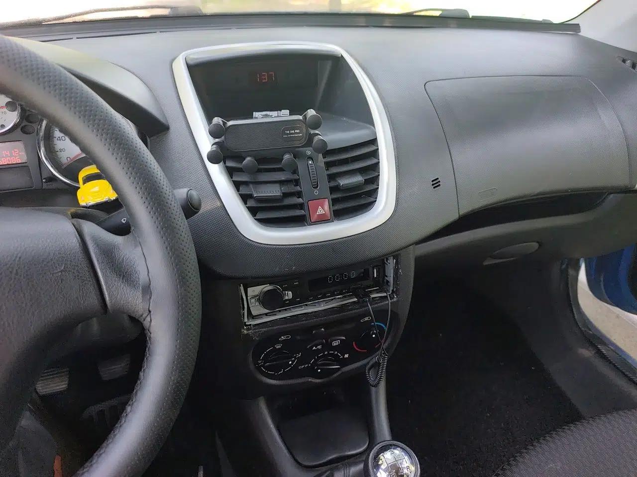 Peugeot 207 2011 Hatchback 1.4L Manual Yule Edition — миниатюра 13