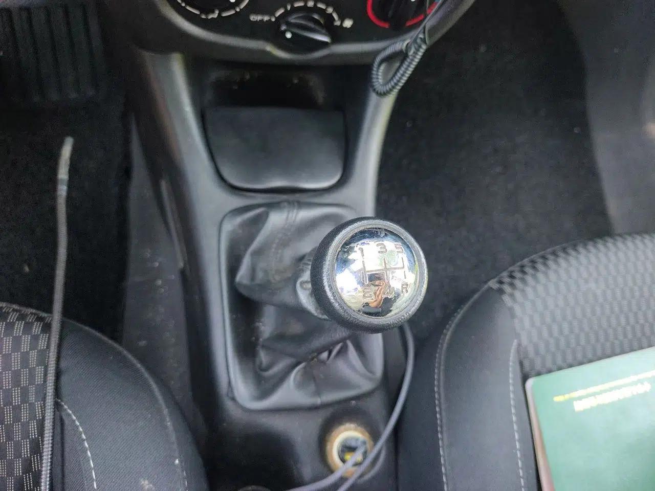 Peugeot 207 2011 Hatchback 1.4L Manual Yule Edition — миниатюра 14