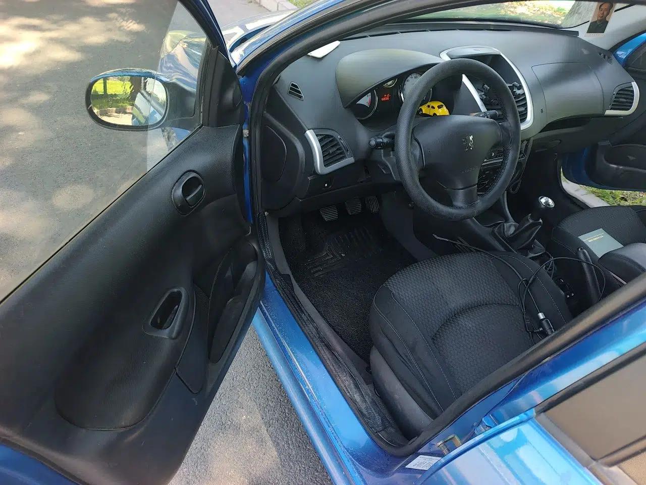 Peugeot 207 2011 Hatchback 1.4L Manual Yule Edition — миниатюра 16