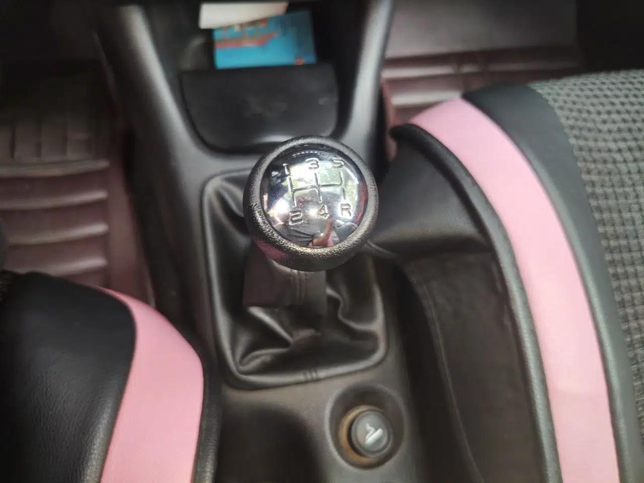 Peugeot 207 2011 Sedan 1.4L Manual Yule Edition — миниатюра 14