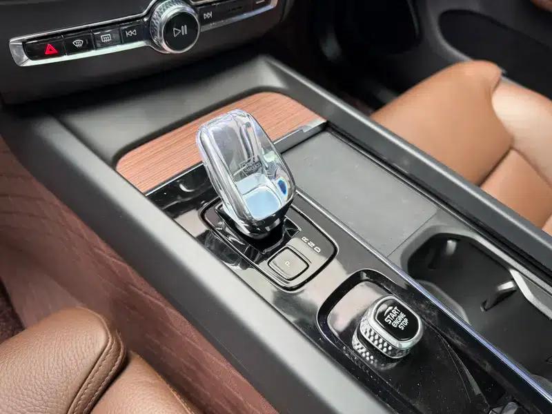 2024 Volvo XC60 PHEV T8 AWD Long Range Smart Luxury Edition — миниатюра 10
