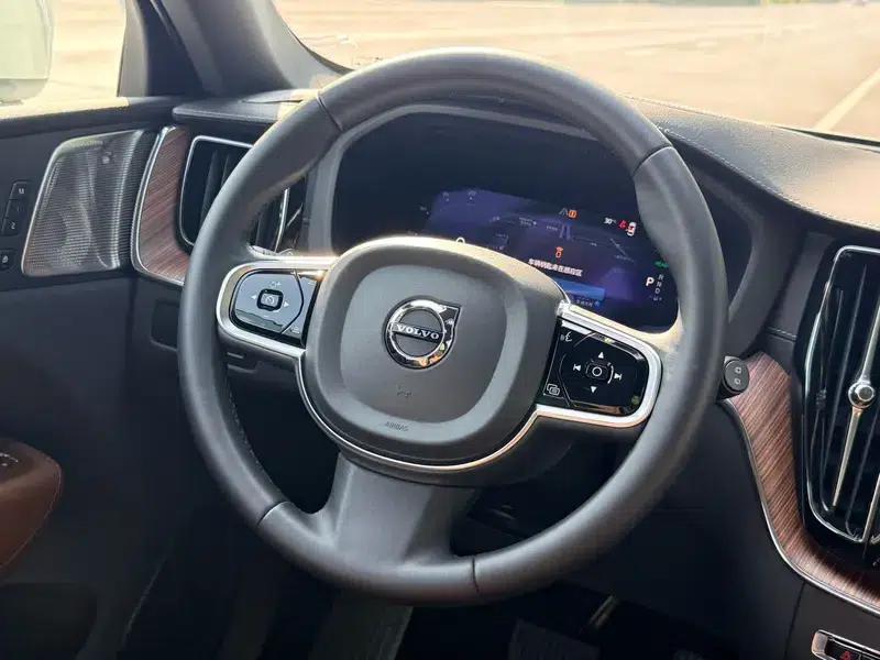 2025 Volvo XC60 PHEV T8 AWD Long Range Smart Luxury Edition — миниатюра 12