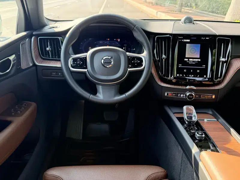 2025 Volvo XC60 PHEV T8 AWD Long Range Smart Luxury Edition — миниатюра 13
