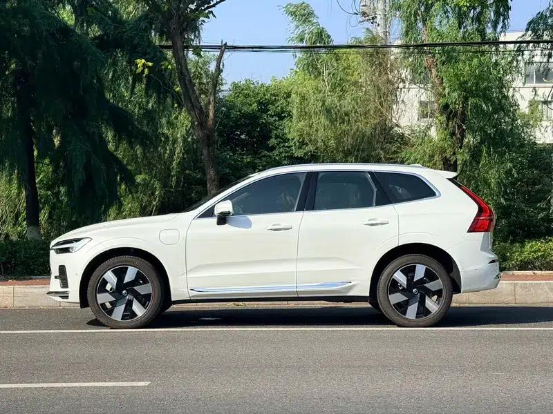 2025 Volvo XC60 PHEV T8 AWD Long Range Smart Luxury Edition — миниатюра 3