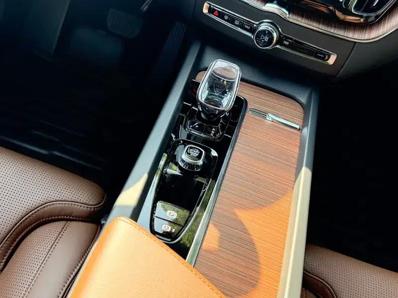 2025 Volvo XC60 PHEV T8 AWD Long Range Smart Luxury Edition — миниатюра 6